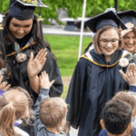 在线赌博推荐 graduates celebrate after commencement